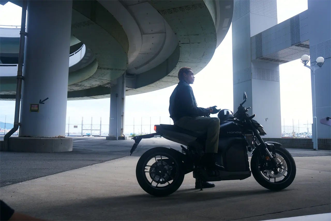 Sit on the CUV e: and operate the app